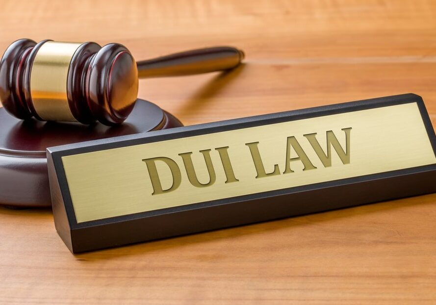Gavel and DUI law sign on desk.